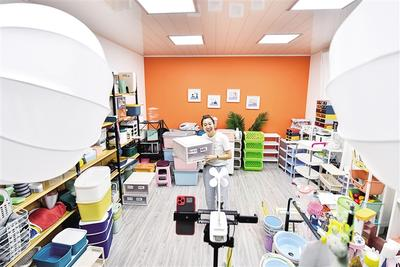 8月26日,唐山玉田县鸦鸿桥镇一家直播间的主播在利用直播平台推介商品。